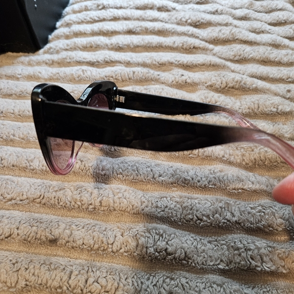 BRAND NEW ** Stylish Black and Pink Sunglasses - Picture 1 of 5